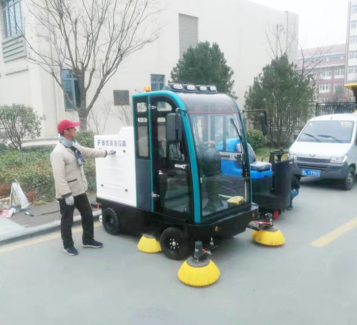 城投掃地車交機